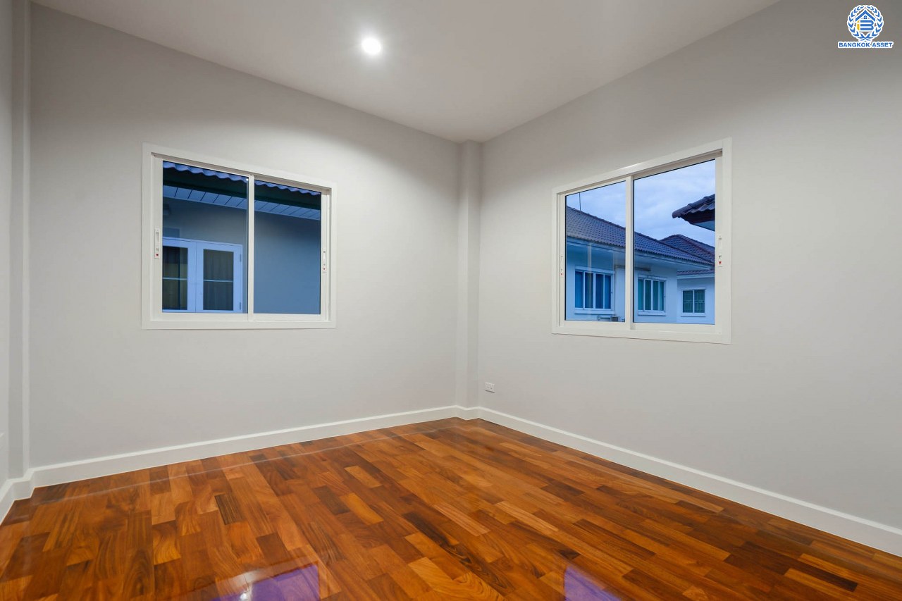 บ้านมือสองตกแต่งใหม่ โครงการ มณีรินทร์พาร์ค รัตนาธิเบศร์-ท่าอิฐ แบรนด์ Property Perfect เนื้อที่ 50 ตร.ว. ฟังก์ชัน 3 ห้องนอน 3 ห้องน้ำ จอดรถได้ 2 คัน บนทำเลศักยภาพ เชื่อมต่อทั้ง ถนนรัตนาธิเบศร์ และถนนราชพฤกษ์ ใจกลาง 2 เซ็นทรัลฯ ใกล้ทางด่วน "งามวงศ์วาน" และรถไฟฟ้า "สถานีบางรักน้อยท่าอิฐ"